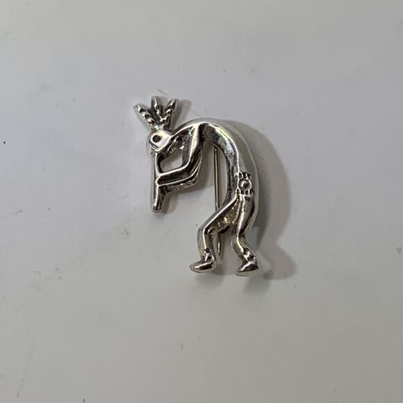 Native American Signed Sterling Kokopelli Brooch - Picture 12 of 12